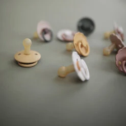 Frigg Daisy Fopspeen Peach Bronze 6-18M 13 Frigg Daisy Fopspeen Peach Bronze 6-18M -Babyproducten Winkel frigg frigg daisy fopspeen peach bronze 6 18m 3