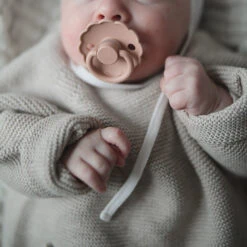 Frigg Daisy Fopspeen Peach Bronze 6-18M 14 Frigg Daisy Fopspeen Peach Bronze 6-18M -Babyproducten Winkel frigg frigg daisy fopspeen peach bronze 6 18m 4