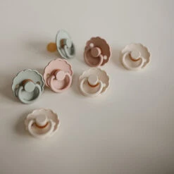 Frigg Fopspeen Daisy Bloom Latex Chamomile 0-6M 10 Frigg Fopspeen Daisy Bloom Latex Chamomile 0-6M -Babyproducten Winkel frigg frigg fopspeen daisy bloom latex chamomile 0 2