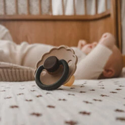 Frigg Fopspeen Daisy Bloom Latex Chamomile 0-6M 13 Frigg Fopspeen Daisy Bloom Latex Chamomile 0-6M -Babyproducten Winkel frigg frigg fopspeen daisy bloom latex chamomile 0 5