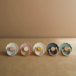 Frigg Fopspeen Daisy Night Latex Cream/Blush 0-6M - 2 Pack -Babyproducten Winkel frigg frigg fopspeen daisy night latex cream blush 2