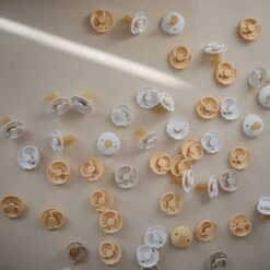 Frigg Fopspeen Daisy Night Latex Cream/Blush 0-6M - 2 Pack -Babyproducten Winkel frigg frigg fopspeen daisy night latex cream blush 3