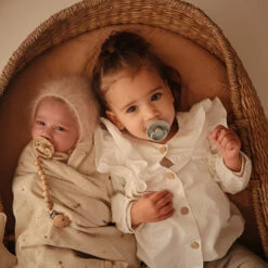 Frigg Fopspeen Daisy Night Latex Cream/Blush 0-6M - 2 Pack -Babyproducten Winkel frigg frigg fopspeen daisy night latex cream blush 4