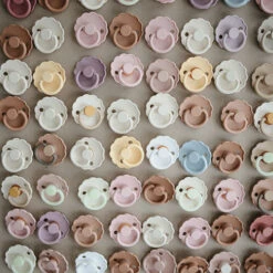 Frigg Fopspeen Daisy Night Latex Cream/Blush 0-6M - 2 Pack -Babyproducten Winkel frigg frigg fopspeen daisy night latex cream blush 5