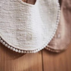 Jollein Slabbetje Rond Embroidery Biscuit 8 Jollein Slabbetje Rond Embroidery Biscuit -Babyproducten Winkel jollein jollein slabbetje rond embroidery biscuit 2