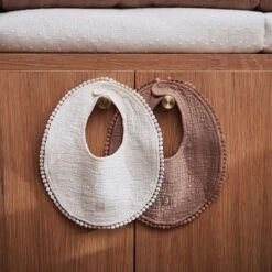 Jollein Slabbetje Rond Embroidery Ivory 7 Jollein Slabbetje Rond Embroidery Ivory -Babyproducten Winkel jollein jollein slabbetje rond embroidery ivory 2