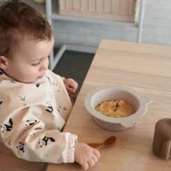 Liewood Merle Slabbetje Met Mouwen Miauw / Apple Blossom Mix -Babyproducten Winkel liewood liewood merle slabbetje met mouwen miauw a 3