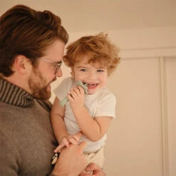 Mushie Kindertandenborstel Star Cambridge Blue 8 Mushie Kindertandenborstel Star Cambridge Blue -Babyproducten Winkel mushie mushie kindertandenborstel star cambridge b 2