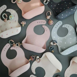 Mushie Silicone Slabbetje Peach Terrazzo -Babyproducten Winkel mushie mushie silicone slabbetje peach terrazzo 2