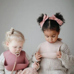 Mushie Silicone Slabbetje Peach Terrazzo -Babyproducten Winkel mushie mushie silicone slabbetje peach terrazzo 4