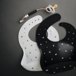 Mushie Silicone Slabbetje Planets -Babyproducten Winkel mushie mushie silicone slabbetje planets 7