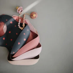 Mushie Silicone Slabbetje Silver Sage -Babyproducten Winkel mushie mushie silicone slabbetje silver sage 2