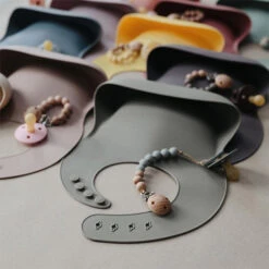 Mushie Silicone Slabbetje Silver Sage -Babyproducten Winkel mushie mushie silicone slabbetje silver sage 3