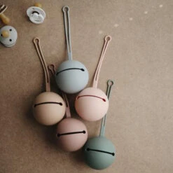 Mushie Siliconen Fopspeenhouder Cambridge Blue -Babyproducten Winkel mushie mushie siliconen fopspeenhouder cambridge b 2