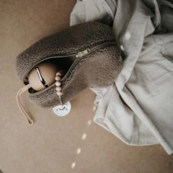 Mushie Siliconen Fopspeenhouder Dried Thyme -Babyproducten Winkel mushie mushie siliconen fopspeenhouder dried thyme 2