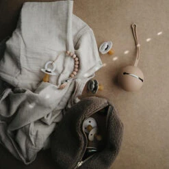 Mushie Siliconen Fopspeenhouder Dried Thyme -Babyproducten Winkel mushie mushie siliconen fopspeenhouder dried thyme 3