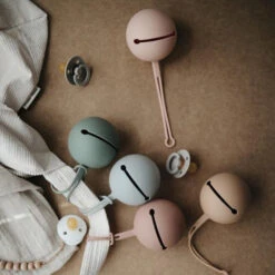 Mushie Siliconen Fopspeenhouder Dried Thyme -Babyproducten Winkel mushie mushie siliconen fopspeenhouder dried thyme 5