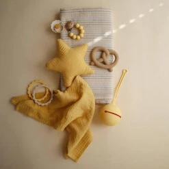 Mushie Siliconen Fopspeenhouder Pale Daffodil -Babyproducten Winkel mushie mushie siliconen fopspeenhouder pale daffod 4