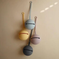 Mushie Siliconen Fopspeenhouder Tradewinds -Babyproducten Winkel mushie mushie siliconen fopspeenhouder tradewinds 2