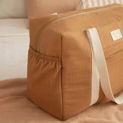 Luiertas Opera Waterproof Caramel - Nobodinoz -Babyproducten Winkel nobodinoz tipi en accessoires luiertas opera water 3