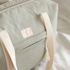 Luiertas Opera Waterproof Laurel Green - Nobodinoz 11 Luiertas Opera Waterproof Laurel Green - Nobodinoz -Babyproducten Winkel nobodinoz tipi en accessoires luiertas opera water 7