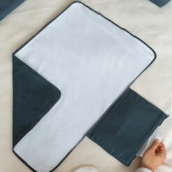 Nobodinoz Baby On The Go Verschoonmatje Carbon Blue 11 Nobodinoz Baby On The Go Verschoonmatje Carbon Blue -Babyproducten Winkel nobodinoz tipi en accessoires nobodinoz baby on th 54