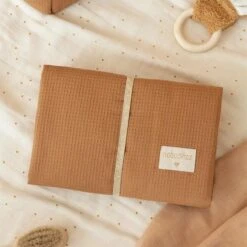 Verschoningsmatje Mozart Caramel - Nobodinoz -Babyproducten Winkel nobodinoz tipi en accessoires verschoningsmatje mo 18