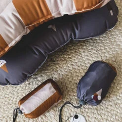 Stoelkussen Stripes Mustard/Nude Noui Noui 21 Stoelkussen Stripes Mustard/Nude Noui Noui -Babyproducten Winkel noui noui stoelkussen stripes mustard nude noui no 9