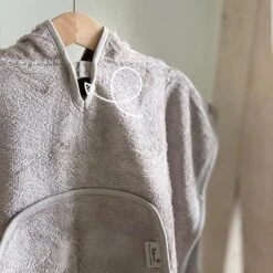 Badcape XXL Feather Grey 95x95cm - Timboo 15 Badcape XXL Feather Grey 95x95cm - Timboo -Babyproducten Winkel timboo badcape xxl feather grey 95x95cm timboo 5