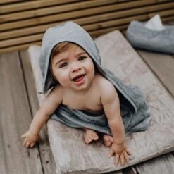 Badcape XXL Moon Blue 95x95cm - Timboo -Babyproducten Winkel timboo badcape xxl moon blue 95x95cm timboo 7