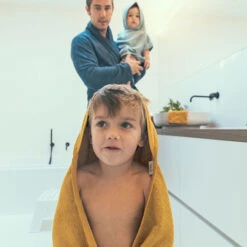 Badcape XXL Ocher 95x95cm - Timboo 11 Badcape XXL Ocher 95x95cm - Timboo -Babyproducten Winkel timboo badcape xxl ocher 95x95cm timboo 2