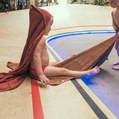 Badcape XXL Rosewood 95x95cm - Timboo -Babyproducten Winkel timboo badcape xxl rosewood 95x95cm timboo 2