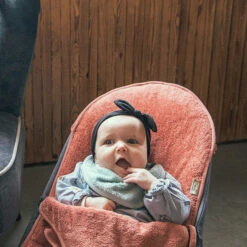 Wipstoelhoes Babybjörn Apricot Blush - Timboo -Babyproducten Winkel timboo wipstoelhoes babybjoern apricot blush timbo 2