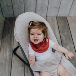 Wipstoelhoes Babybjörn Feather Grey - Timboo -Babyproducten Winkel timboo wipstoelhoes babybjoern feather grey timboo 4