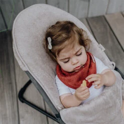 Wipstoelhoes Babybjörn Feather Grey - Timboo -Babyproducten Winkel timboo wipstoelhoes babybjoern feather grey timboo 5